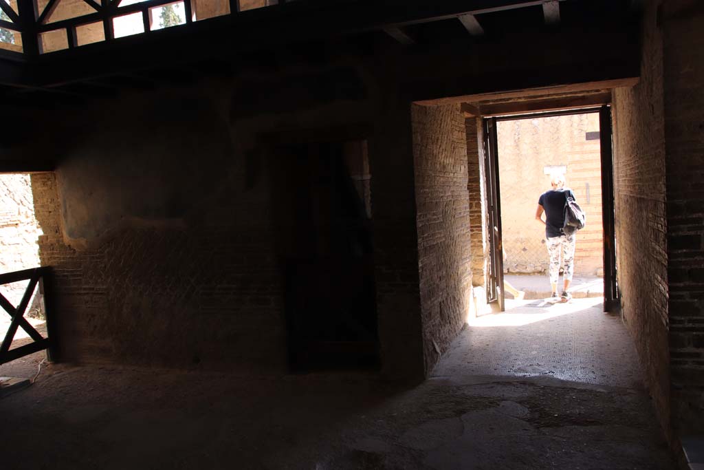 IV.21, Herculaneum, September 2019. Looking east from atrium towards entrance corridor, on right.
Photo courtesy of Klaus Heese.